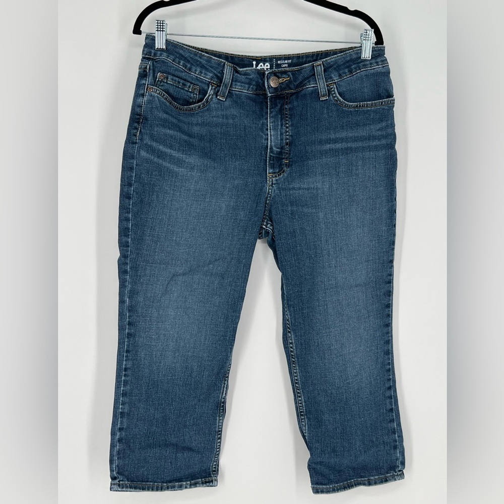 Lee Regular Fit capri jeans in a blue denim color‎